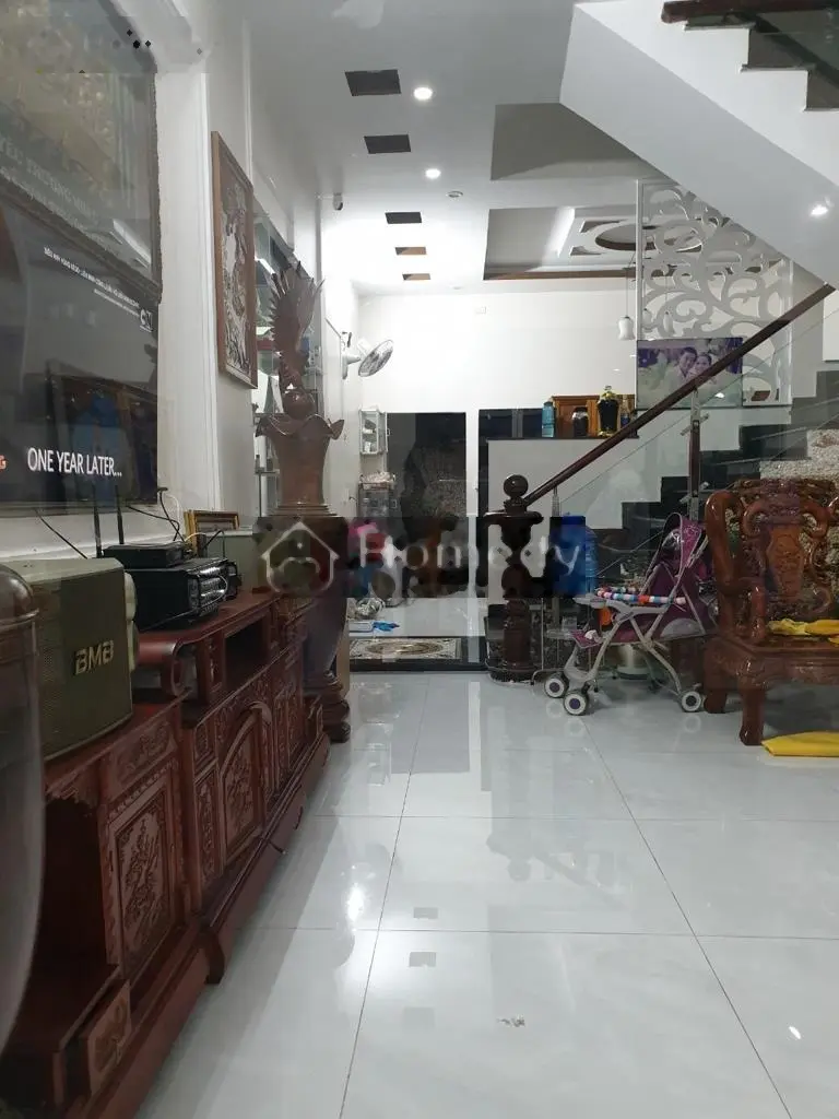 Nhà 1 trệt 2 lầu, sân rộng để xe hơi 2 chiếc. - Nhà mặt tiền XTT6 (Nguyễn Thị Thử) Gần Công Viên