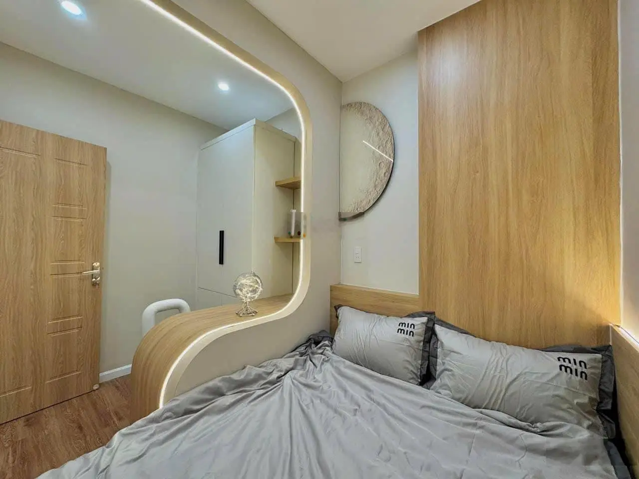 Cần bán gấp nhà Lý Chính Thắng, p8, quận 3. Giá 3,1 tỷ. Sổ hồng riêng, nhà mới bao đẹp