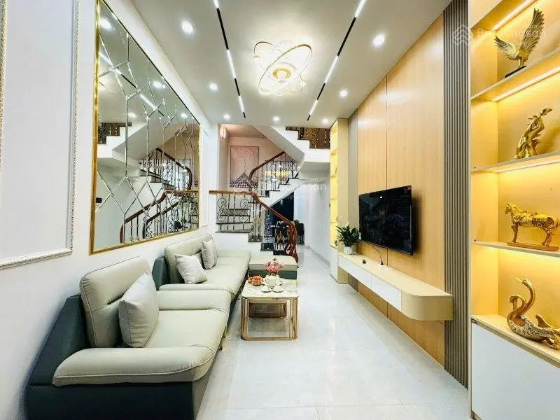 Chính chủ tôi kẹt tiền cần bán gấp njaf nguyên hồng đống đa dt 43m 4 tầng 4 ngủ đủ công năng $ 9 tỷ