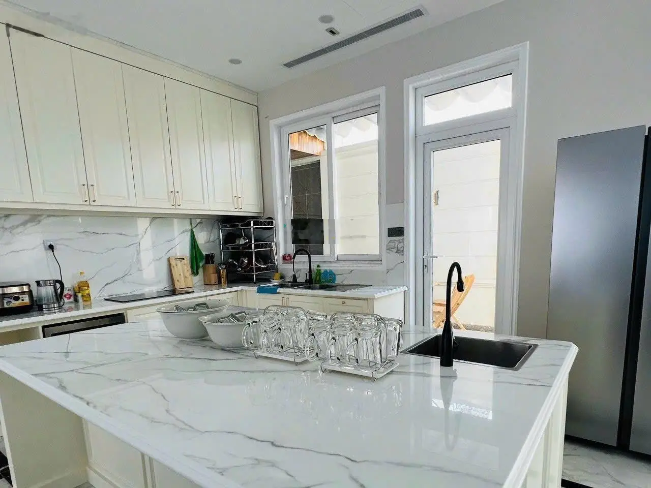 Ngộp, Bán nhanh BT mới 205m2 (8x25m) Trệt 3 lầu có hồ bơi ngay nhánh đường Xuân Thủy chỉ 37.8 tỷ