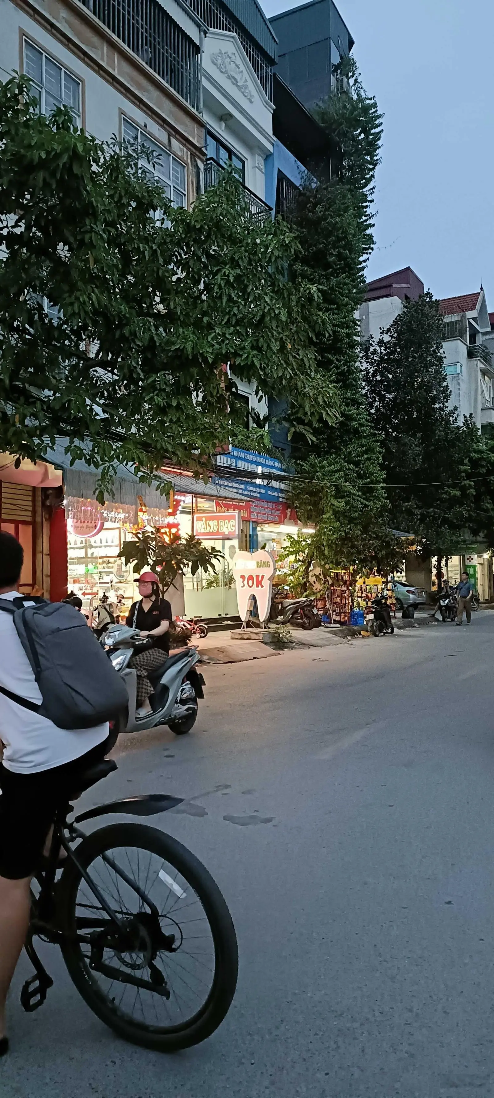 Ao Sen, Mỗ Lao Hà Đông Dt 33m2x6 tầng. Mt 4m. Giá 8,x tỷ phân lô ôtô tránh, kinh doanh sầm uất