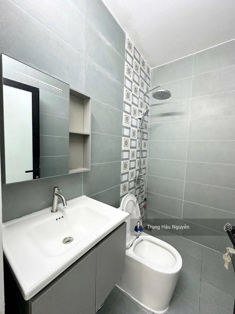 Nhà hẽm ô tô 2,5m số 863 Nguyễn Trung Trực, Nhà 2 tầng, mới 100%, hoàn thiện nội thất cao cấp, SHR