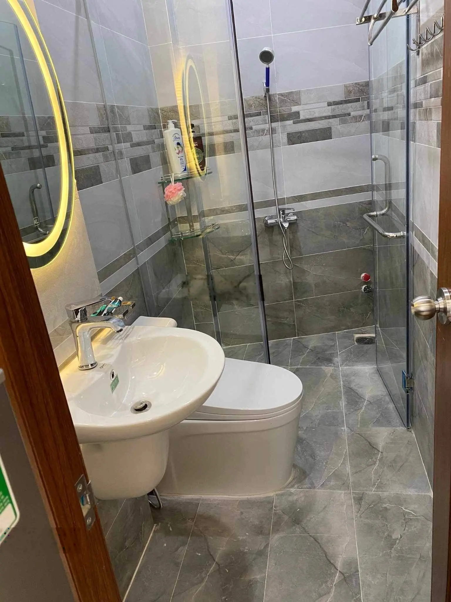 Chính chủ bán Tòa nhà 8 tầng 2 MT Nguyễn Công Hoan P7 Phú Nhuận DTS 1200m2 dòng tiền 200tr/tháng