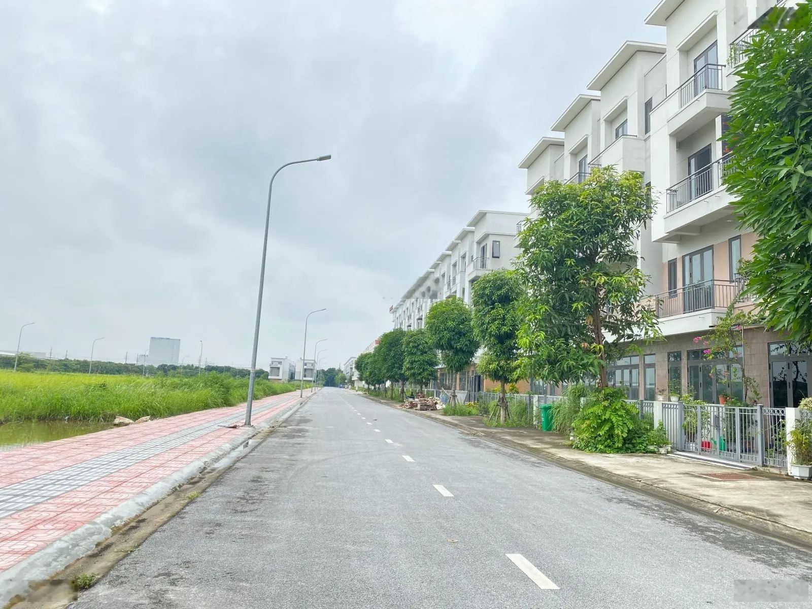 Cần bán gấp nhà phố giá rẻ cạnh Hà Nội