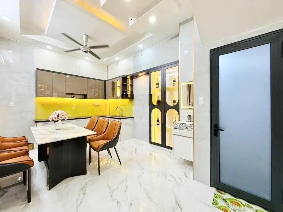 Nhà căn góc 2 mặt hẻm xe hơi với 6 phòng ngủ siêu đẹp, 3 lầu, gần emart