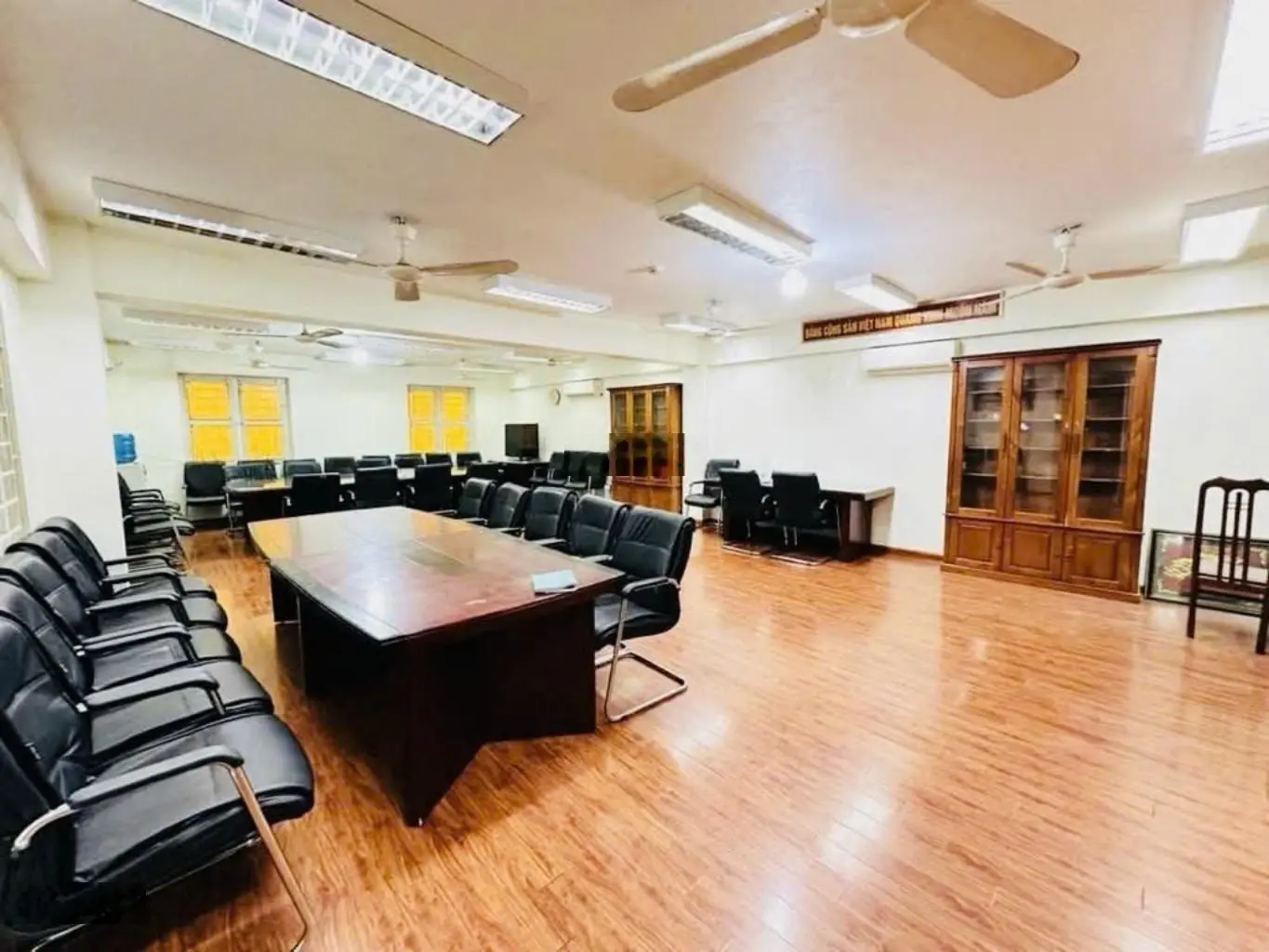 Bán gấp siêu biệt thự rẻ nhất Hoàng Mai vị trí cực đẹp, diện tích khủng DT: 750m2 4 tầng MT42m