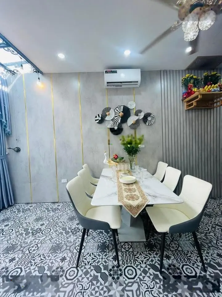 Lương Định Của, Đống Đa. DT 33m² x 4 tầng, MT 3,7m, giá 8,65 tỷ. Nội thất xịn, thang máy nhập khẩu.