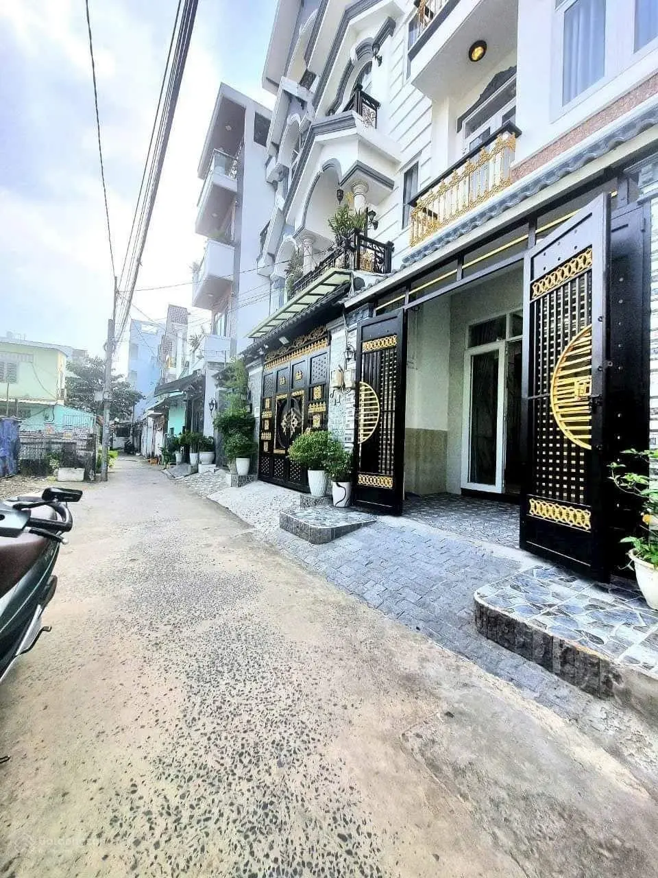 Nhà đẹp 3 lầu hẻm 1979 ( huỳnh thị đồng ) - thị trấn nhà bè.