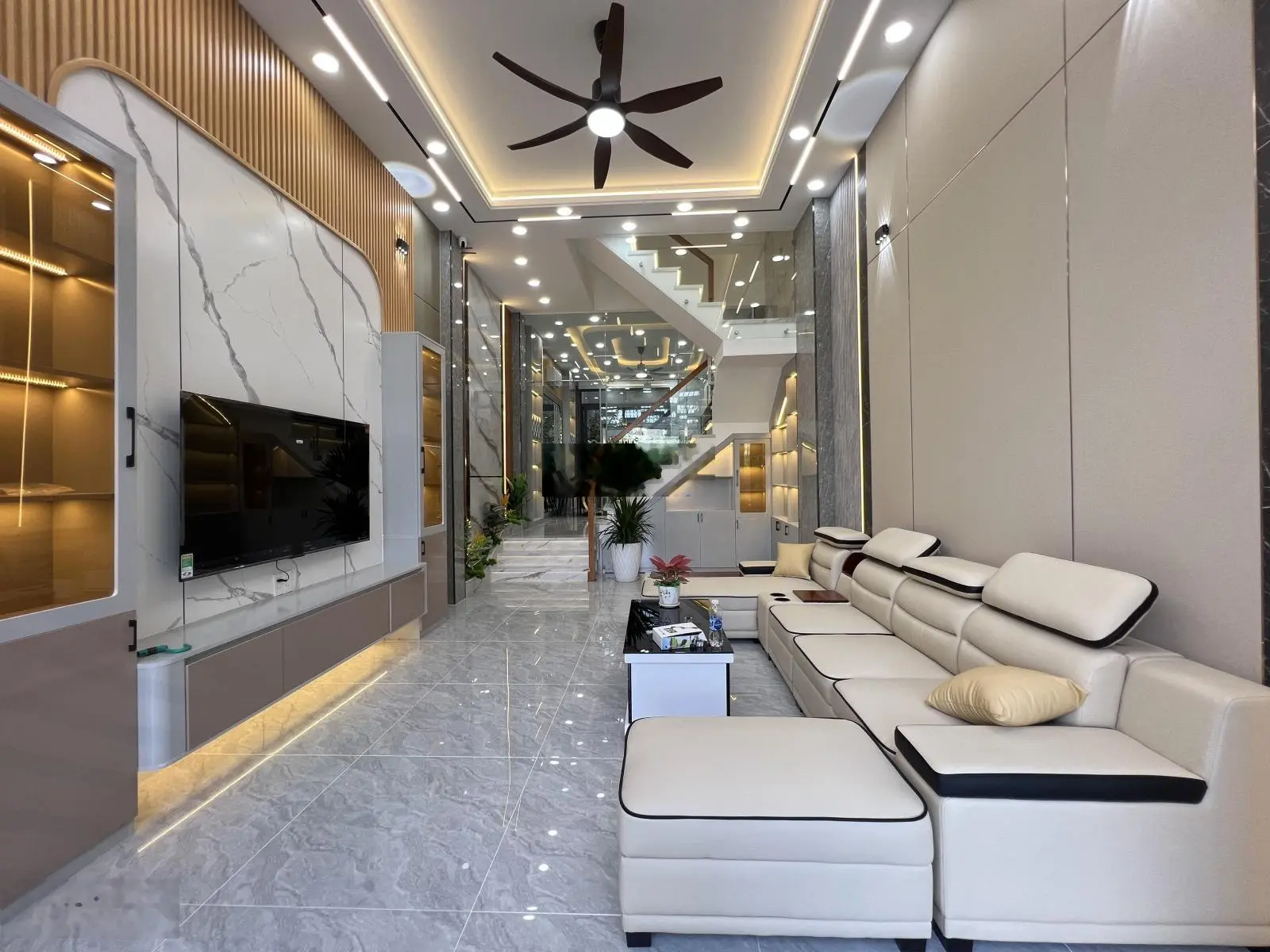 Nhà mới DT 80m2 sân ô tô ngay chợ Thạnh Xuân đường thông chỉ 6.3 tỷ