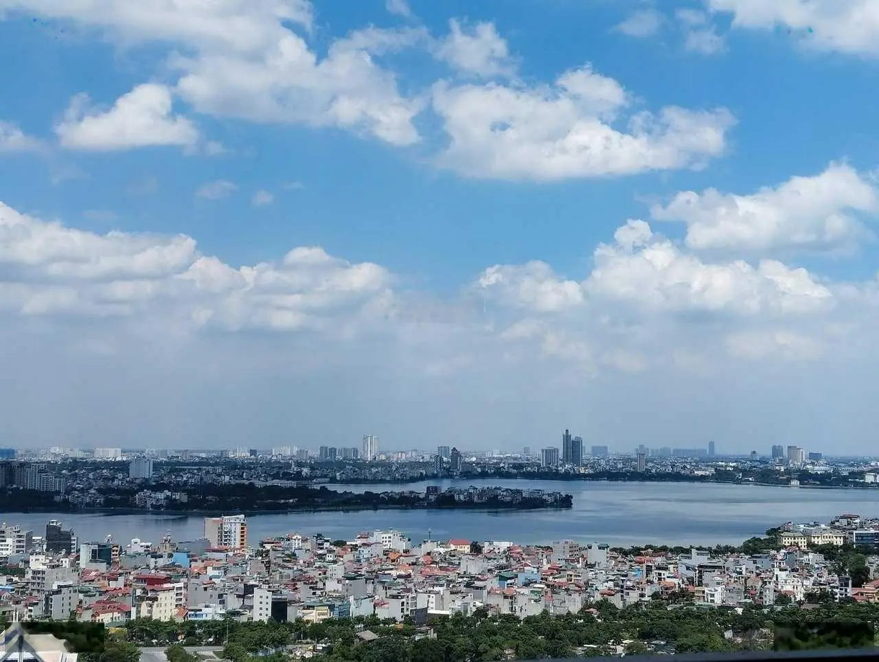 Chính chủ tôi cần bán căn 3PN tòa Centro căn góc Đông Nam view Hồ Tây - Tầng trung có slot oto