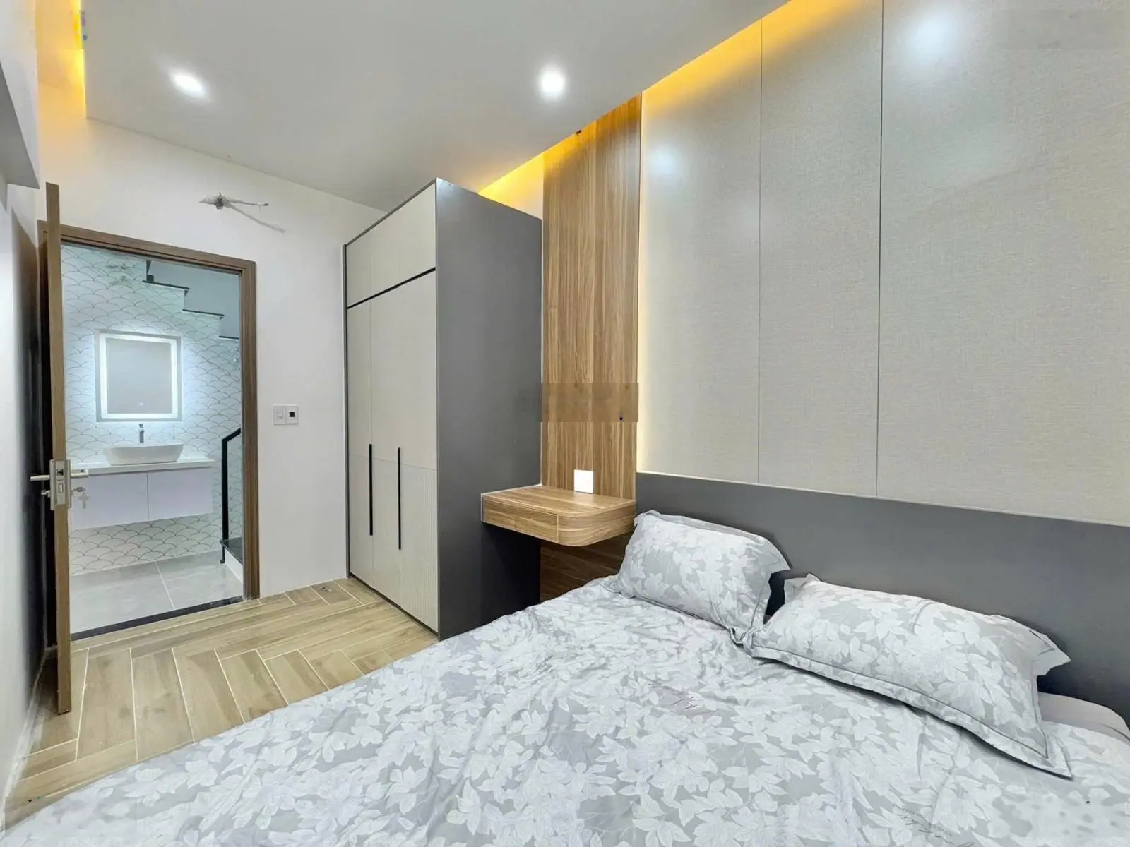 Bán gấp nhà tại Hoàng Hoa Thám, 3,4 tỷ, 72m2, 3PN, 2WC, đầy đủ nội thất, cách Lê Duẩn 3 bước chân