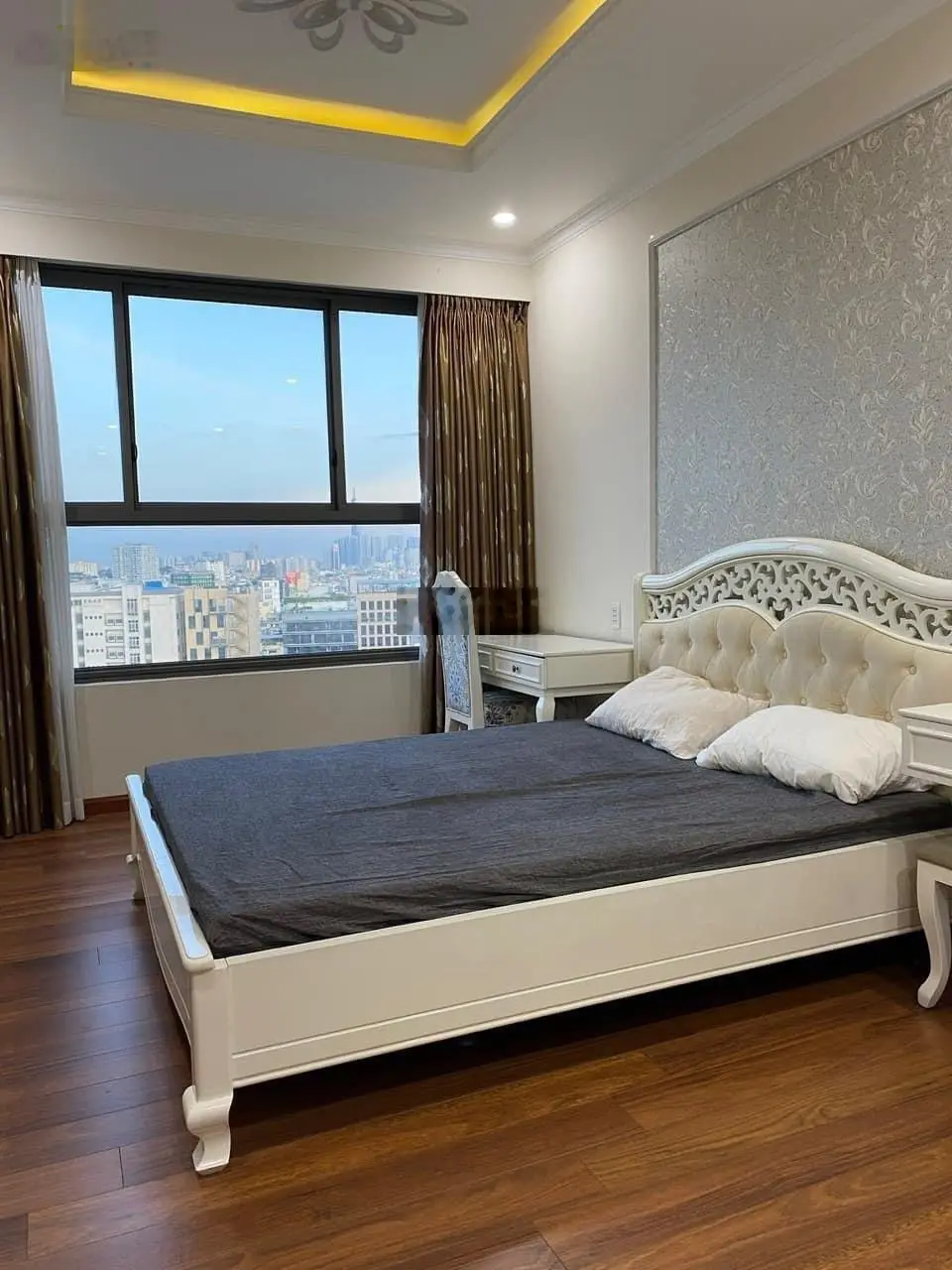 Chính chủ cần bán gấp CHCC Newton tại Q. PN. DT: 96m2 3PN 2WC full NT. Giá: 6tỷ5. LH: 0961 663 ***