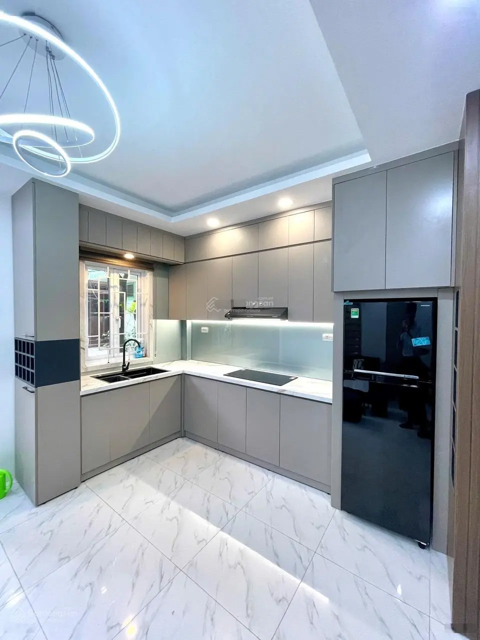 Tôi chính chủ cần bán nhà phố - Đại La - 30m2 ngõ 3m - sân trước nhà để 50 xe máy - lô góc 3 thoáng