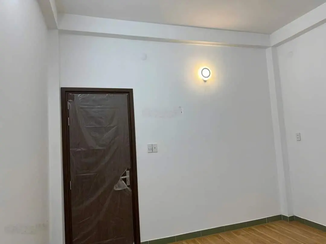 Nhà mới đẹp, 1trệt, 2 lầu, 2 Sân thượng, Ngang 4m x Dài 20m, đất đẹp, có nở hậu. Hoàn công 180,8m2
