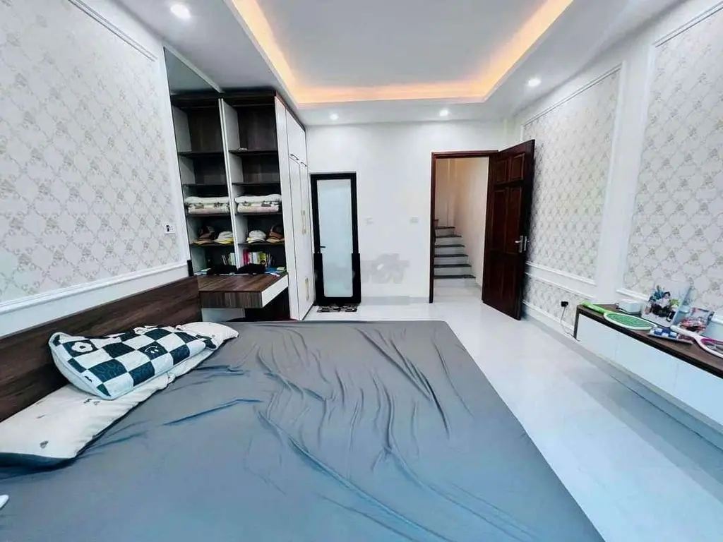 Nhà dân xây ở phú diễn DT 31m2x5T gần hồ sen, gần trường học
