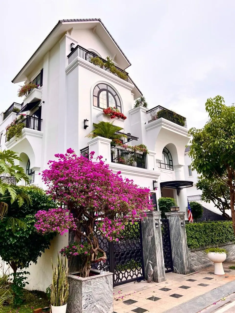 Chỉ 140 tr/m2 biệt thự Thảo Điền khu VIP an ninh. DT = 20 x 40m = 800m2 = 3 tầng. Giá chỉ 112 tỷ TL