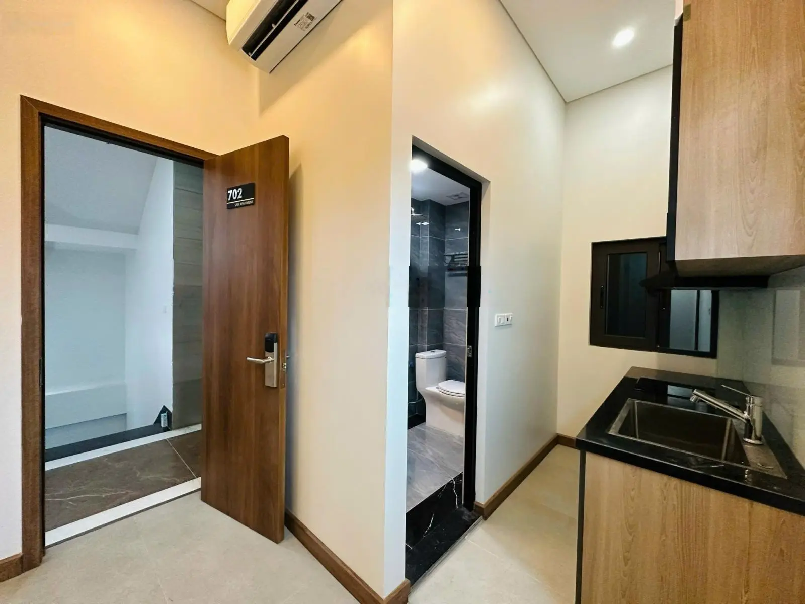 Bán tòa chung cư mini Cầu Giấy - 8 tầng thang máy xịn - PCCC hiện đại - doanh thu gần 3 tỷ/năm