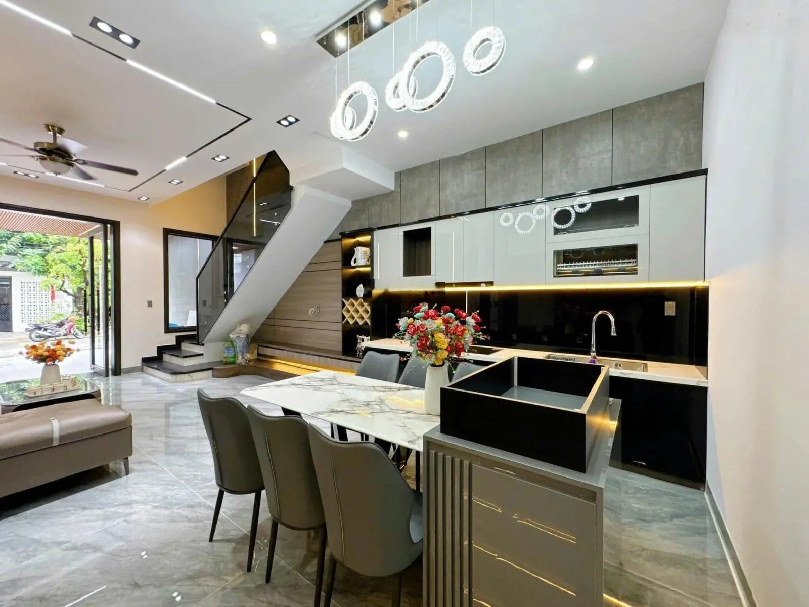 Chuyển công tác cần bán nhà Sư Vạn Hạnh, P. 12, Quận 10, 64m2, 1 trệt 2 lầu, 4PN, sổ sẵn