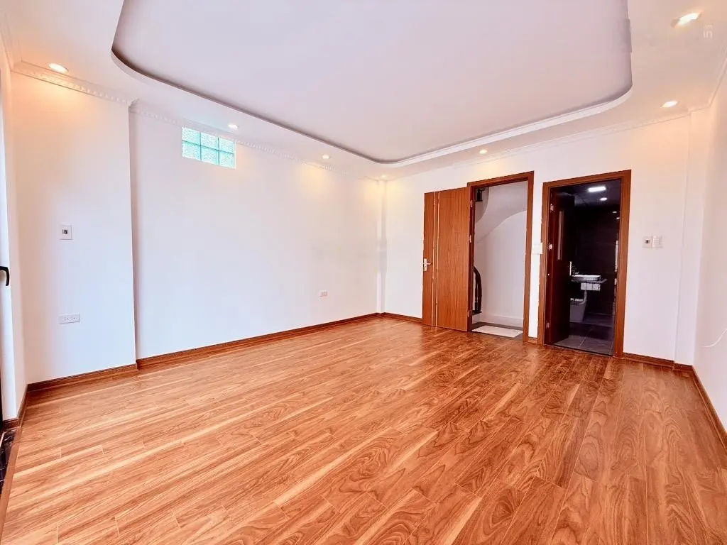 Siêu rẻ phố trạm 5,6 tỷ có ngày nhà 5 tầng, full nội thất ô tô cách nhà 30 m