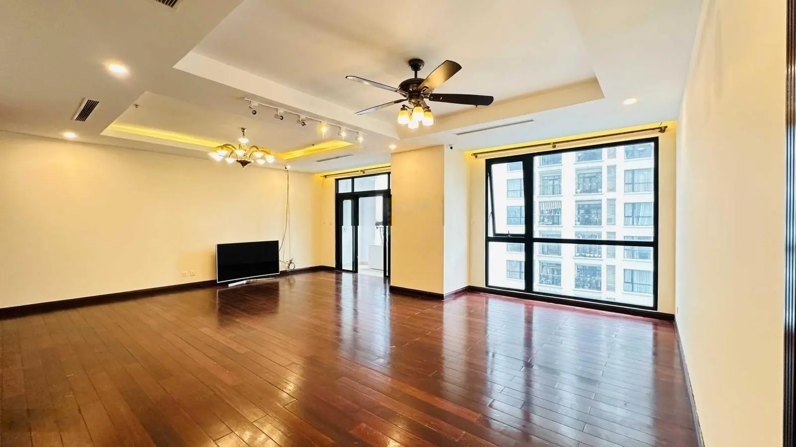 Chính chủ bán căn 3 PN 143m2 full đồ tại Green Diamond 93 Láng Hạ, ban công Tây Bắc view hồ, sổ đỏ