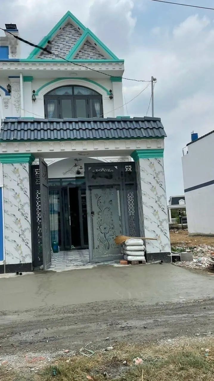 Ngộp. Nhà lầu nóc Thái, đường xe hơi, 4x25 thổ, kv4 thị trấn Đức Hòa, 2tỷ150tr