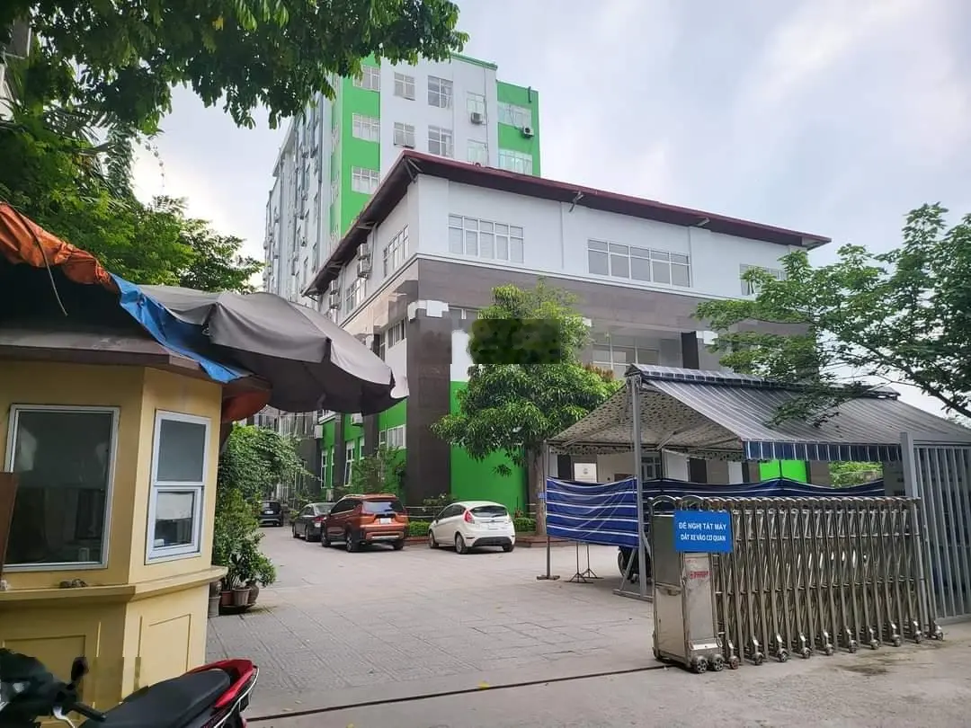 Bán đất mặt phố, lô góc Hoàng Quốc Việt diện tích 3000m2, mặt tiền 80m, giá LH 0987 818 ***