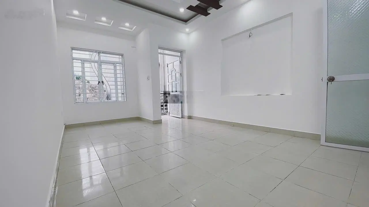 Bán nhà 4 tầng sân cổng phố Thiên Lôi gần Aeon