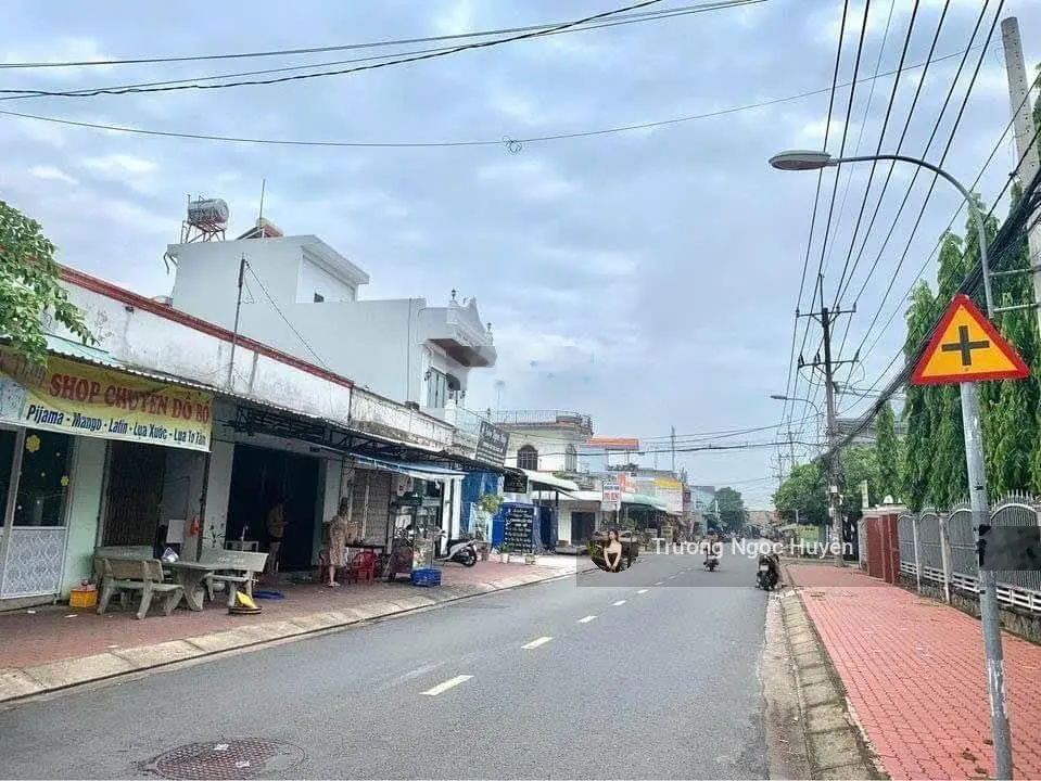 Cần ra đi lô đất Đ. Minh Mạng, gần Trung Tâm Thương Mại Hòn Đất, Kiên Giang DT 120m2 /700triệu. SHR