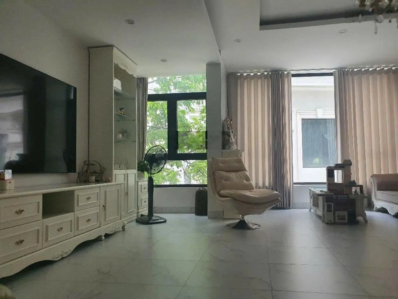 Siêu phẩm bồ đề - mặt tiền rộng - vỉa hè hai bên - thang máy - gara ô tô- vị trí vip long biên