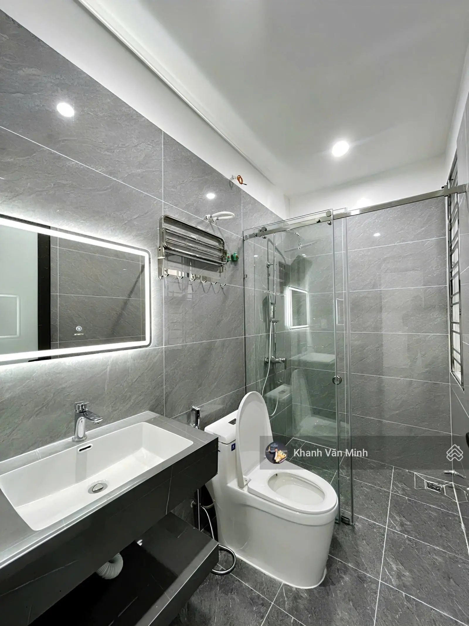 Nhà sân cổng riêng, 50m2 x 4 tầng độc lập tại Miếu Hai Xã,