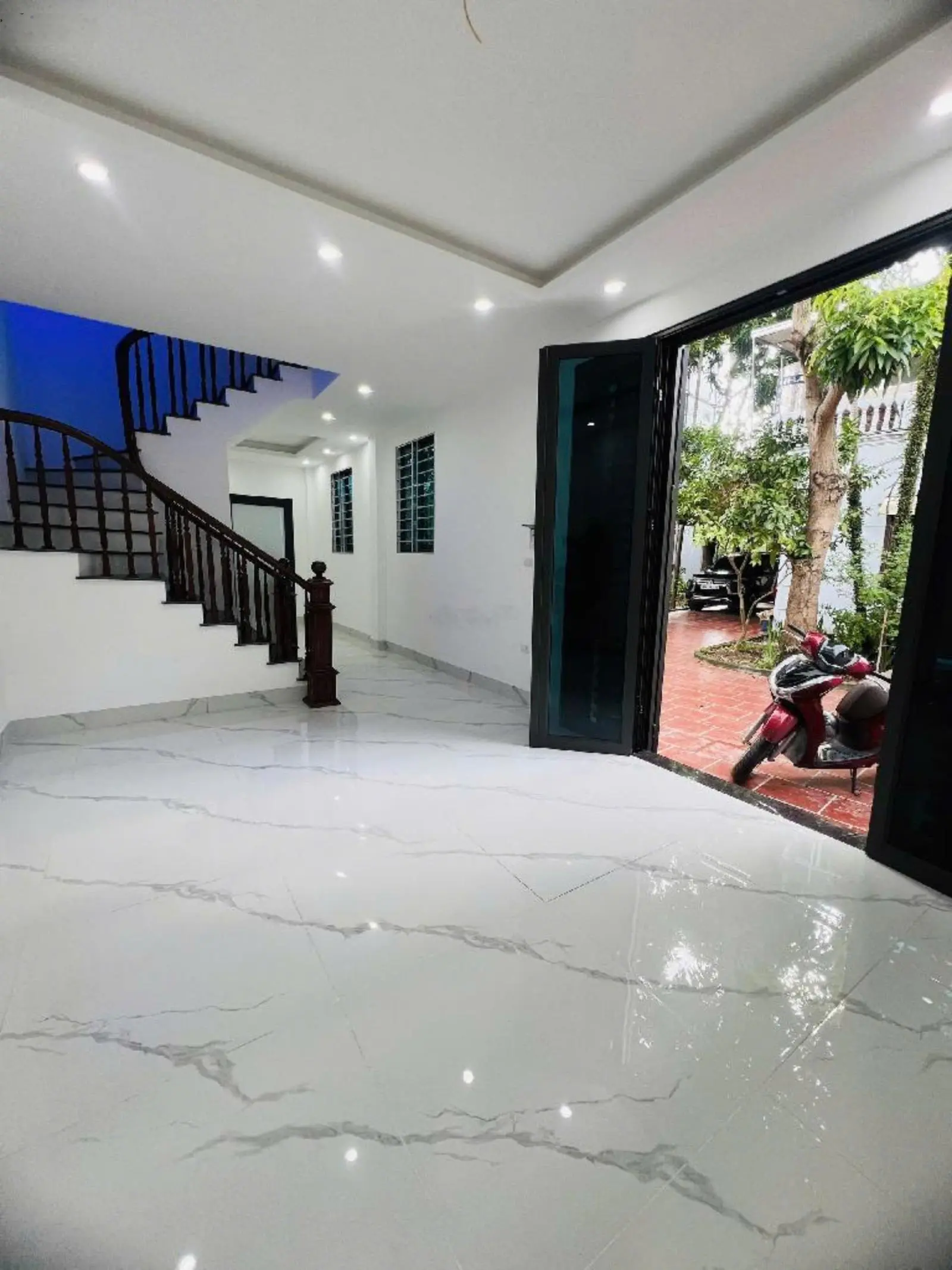 Hiếm! 7 chỗ vào nhà! Bán nhà Tây Mỗ 40m2x5T, nhà mới, lô góc, dân trí, cạnh Vinhome, giá chỉ 5.5 tỷ