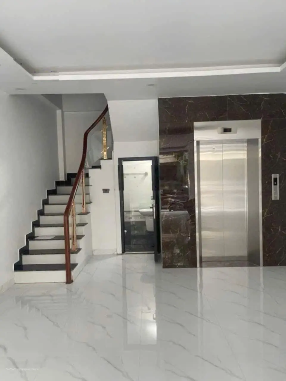 Nhỉnh 4 tỷ toà nhà kinh doang tốt. dt 50m * 7 tầng * mt 4.5m . ô tô tránh