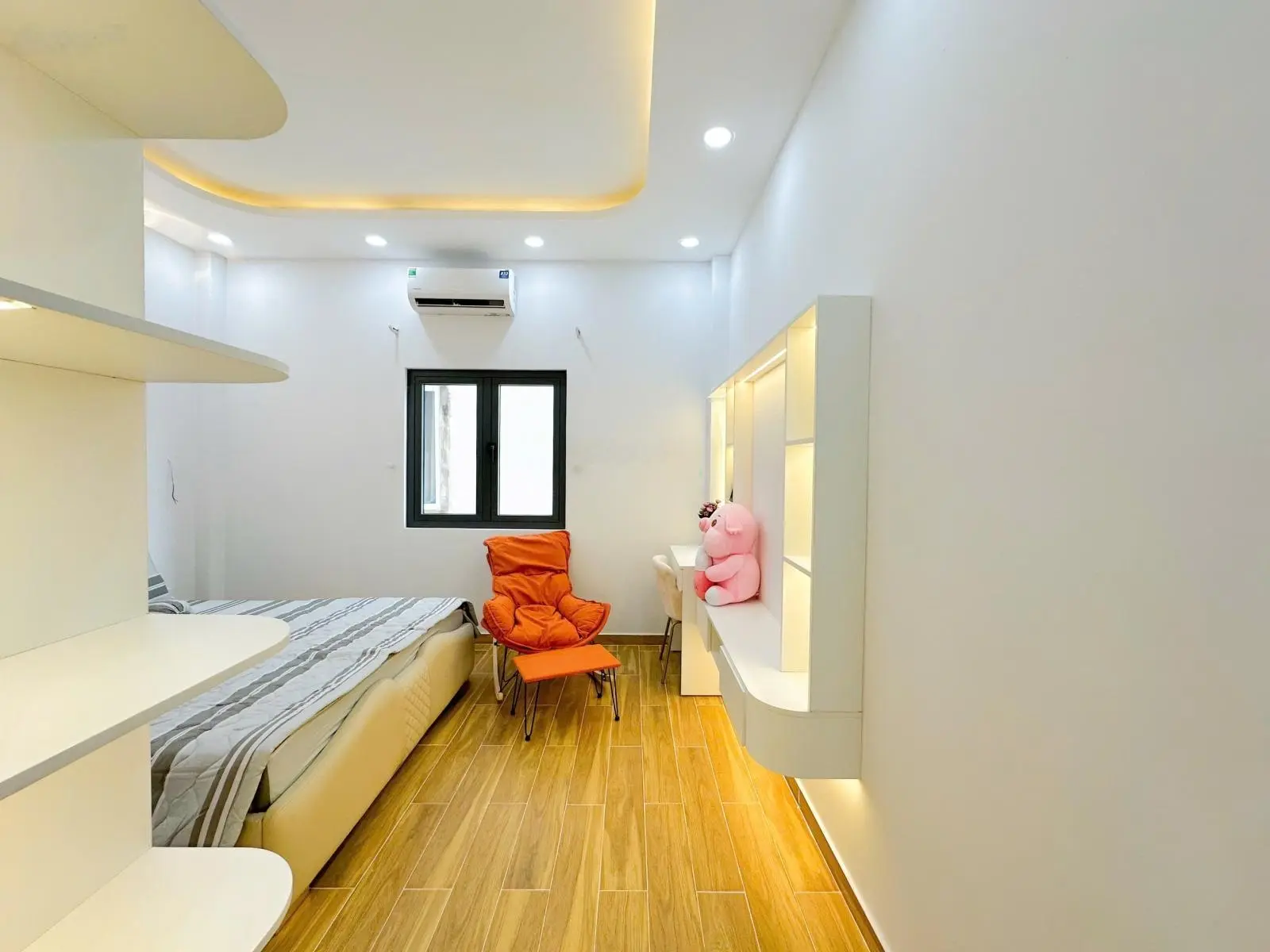 Bán nhà sổ riêng 58,9m2 xây dựng 4 tầng full nội thất gần sát Quận 7 chỉ 300m