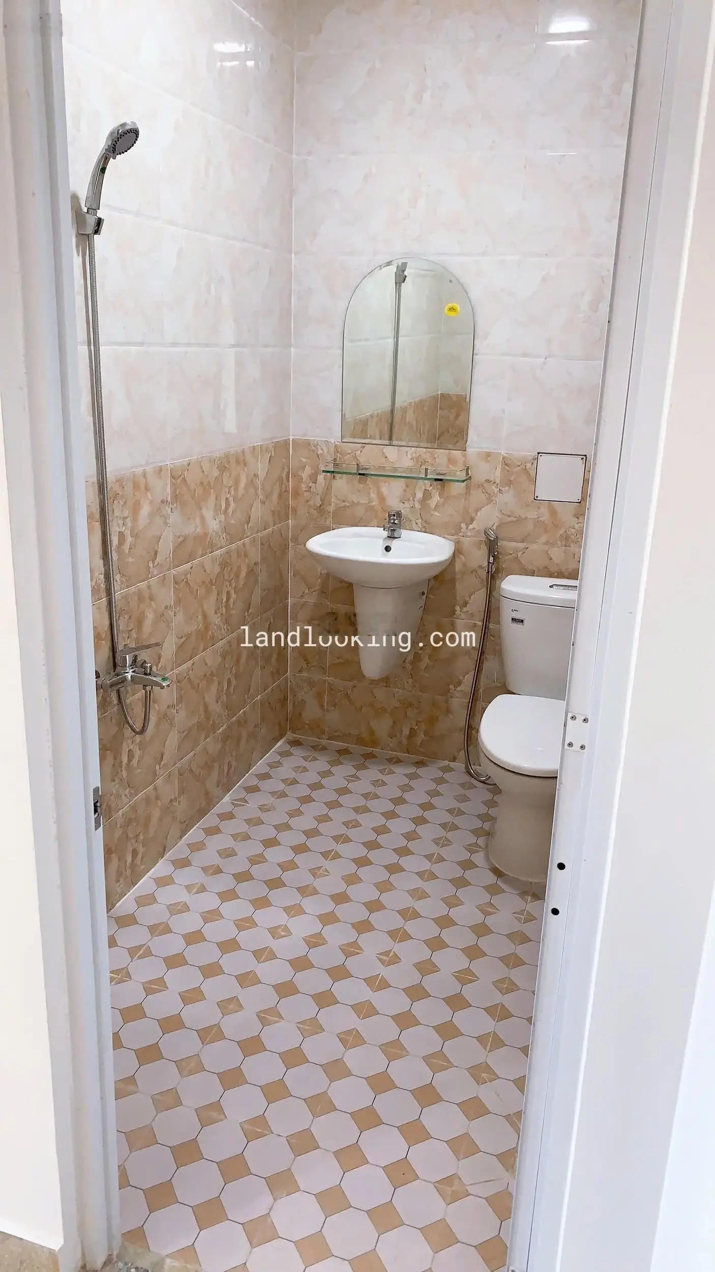 Giá hời nhà MT Đường Phan Văn Trị, Phường 2, Quận 5 DT 4.2x10m 1 trệt 3 lầu, Giá 2 Tỷ250, SHR