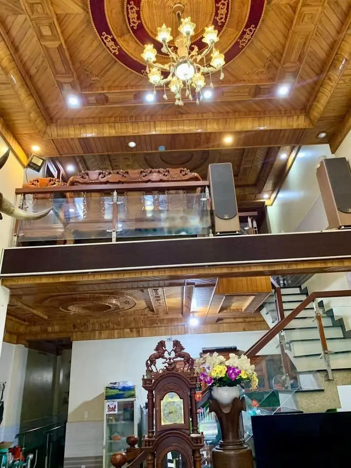 Chủ cần bán nhà MT Trần Quang Diệu, P Tân Bình, TP Dĩ An. Kinh doanh buôn bán sầm uất. Nội thất gỗ