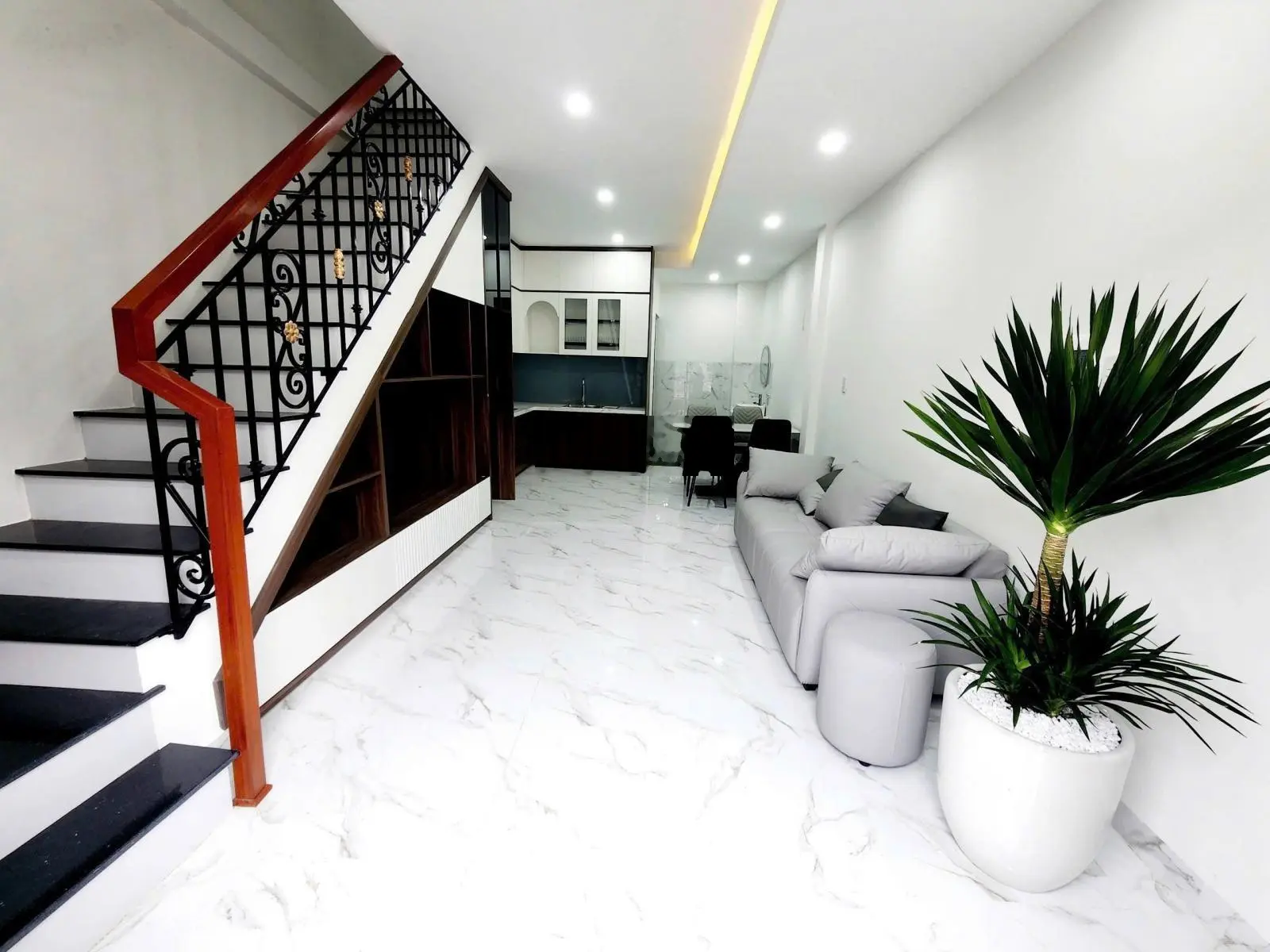 Bán nhà đẹp Hoàng Diệu cách biển Trần Phú Nha Trang 500m: 0332457686