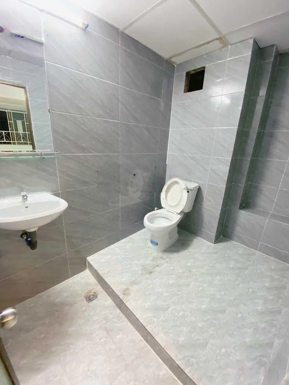 Rất cần tiền hạ 5 tỷ, bán nhà MT Lý Chính Thắng, DT: 5.5*22m KC: 7 tầng HĐT: 80tr/tháng giá 37tỷ