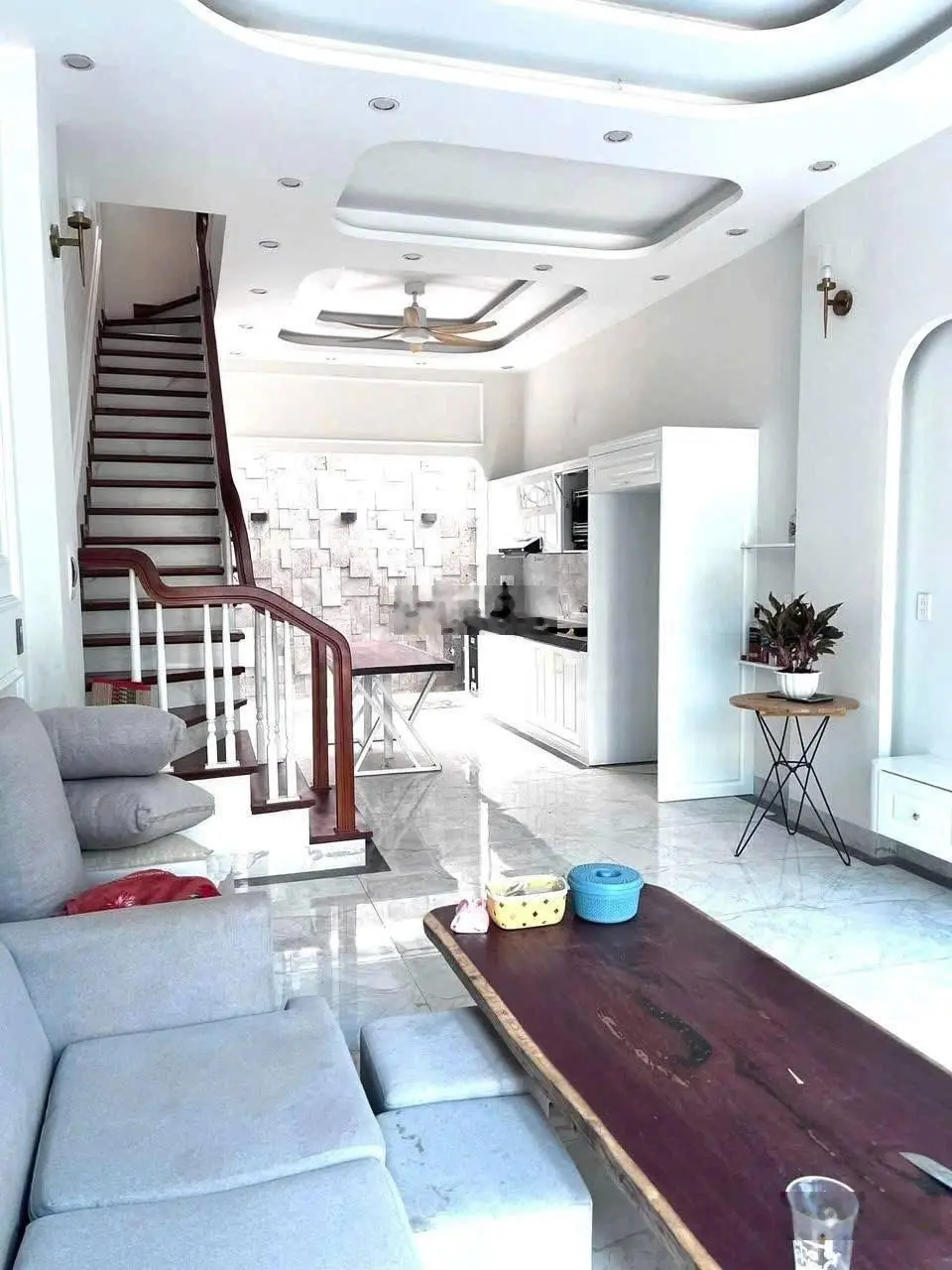 Chủ gửi nhà 1 trệt 2 lầu đối diện Vinhomes Q9 DT 52m2 SHR nằm đường Nguyễn Xiển hiện đang cho thuê
