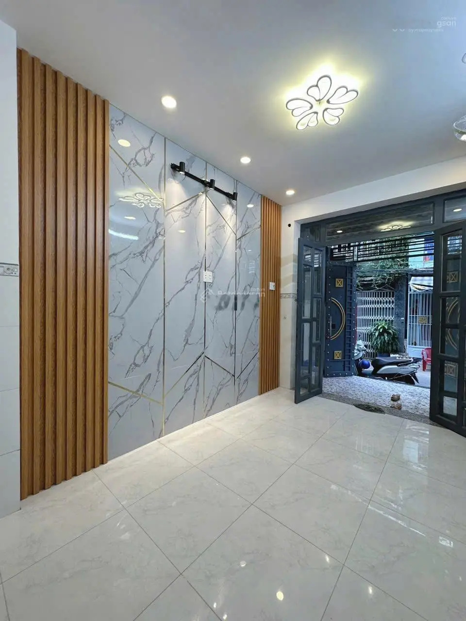 Chính chủ bán nhà 800 triệu , SHR , mặt tiền 5m xe hơi vào tới cửa