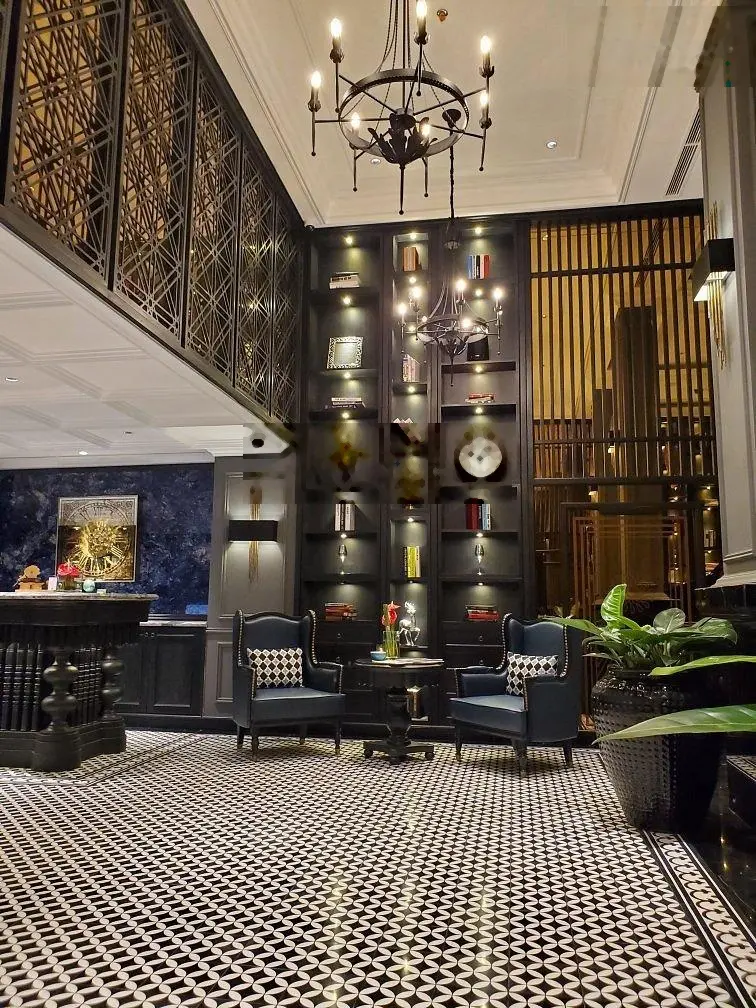 Bán khách sạn mặt phố Hàng Bè 300m2 x 12 tầng, MT 9m - 61 Phòng kinh doan - 1 hầm- có bar- bể bơi
