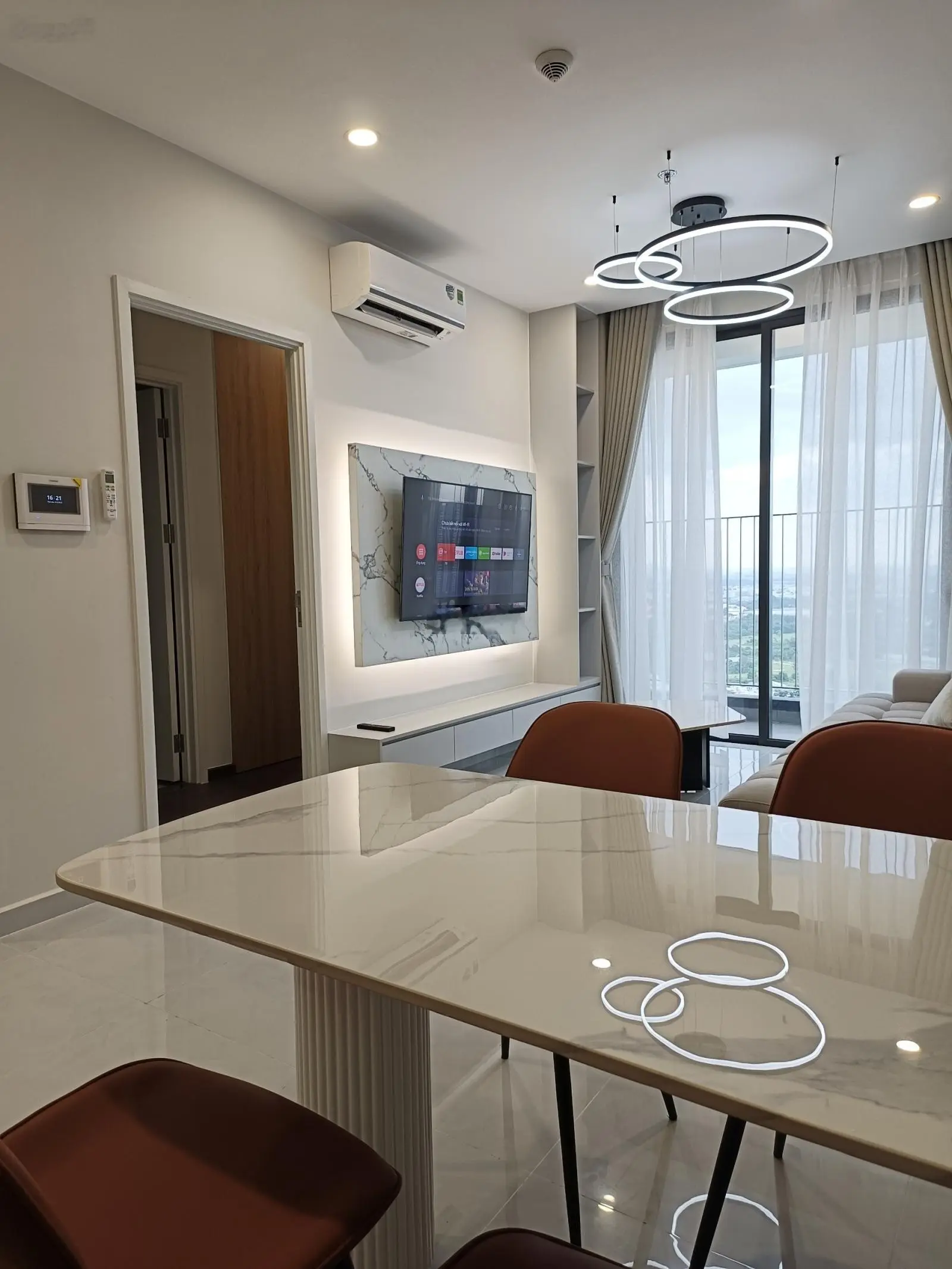 Bán căn hộ The Emerald Golf View tầng 35F view Sài Gòn sẵn hợp đồng thuê 13 triệu đồng