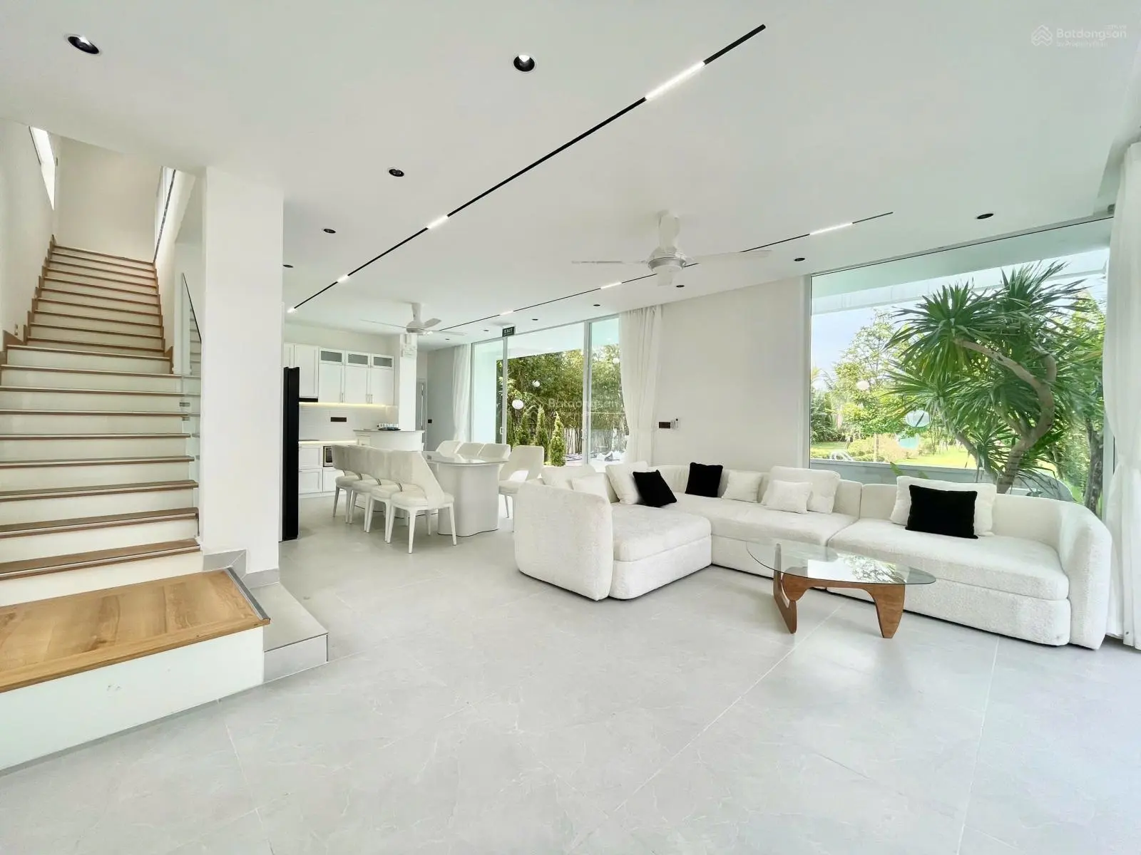 Villa 3MT Chương Dương 1300m2 view sông vườn khủng, siêu hồ bơi, full nội thất, trên 100tr/tháng