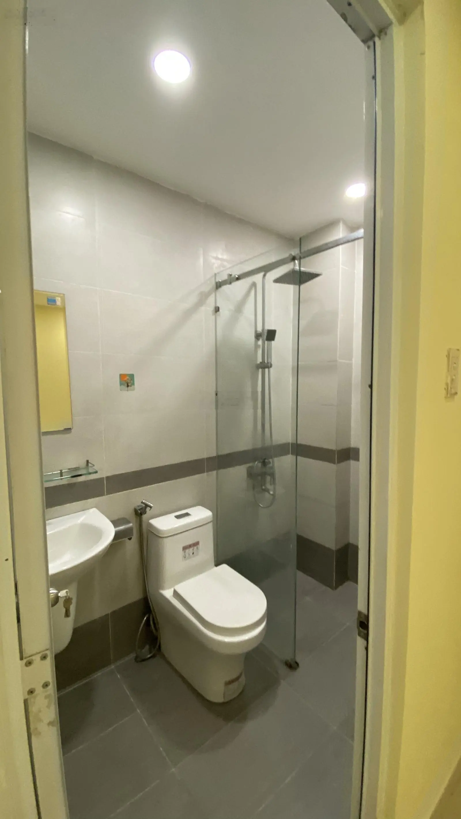 Nhà lầu hẻm ô tô sát mặt tiền đường 24 linh đông. Gần đường 22 đường Ụ Ghe. Gần vành đai 2. Sổ hồng