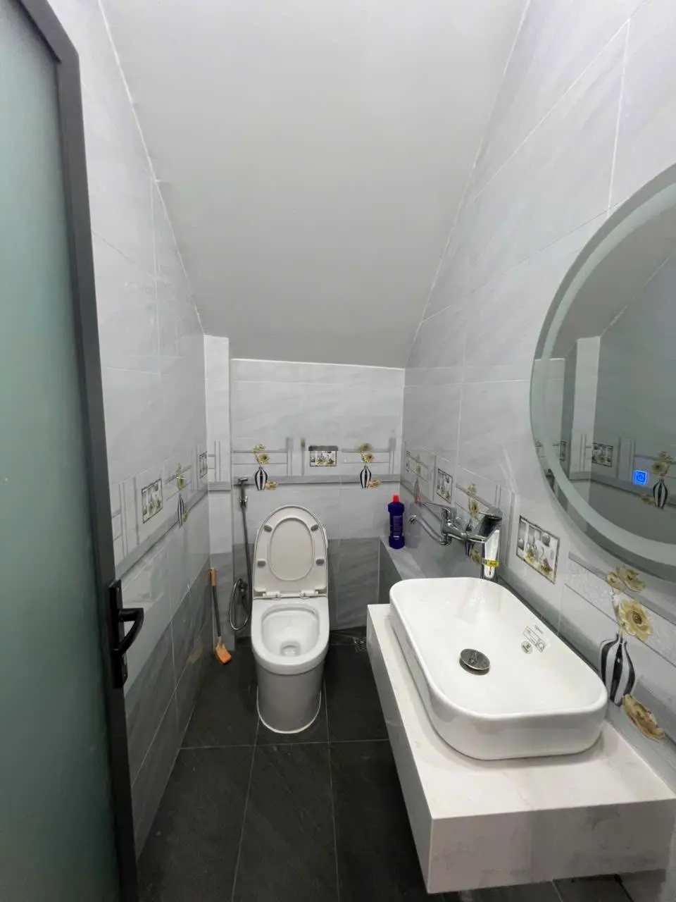 Nhà bán 1 trệt 3 lầu 5 phòng ngũ 1 thờ 6 WC hướng Tây Bắc MT đường số giá 9 tỷ CTL , LH:0969748973