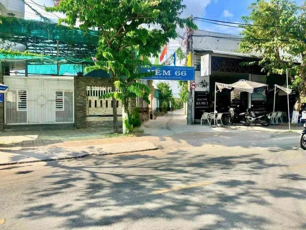 BÁN NHÀ LẦU MỚI 100% DIỆN TÍCH RỘNG CÓ SÂN ĐẬU OTO SỔ HỒNG HOÀN CÔNG