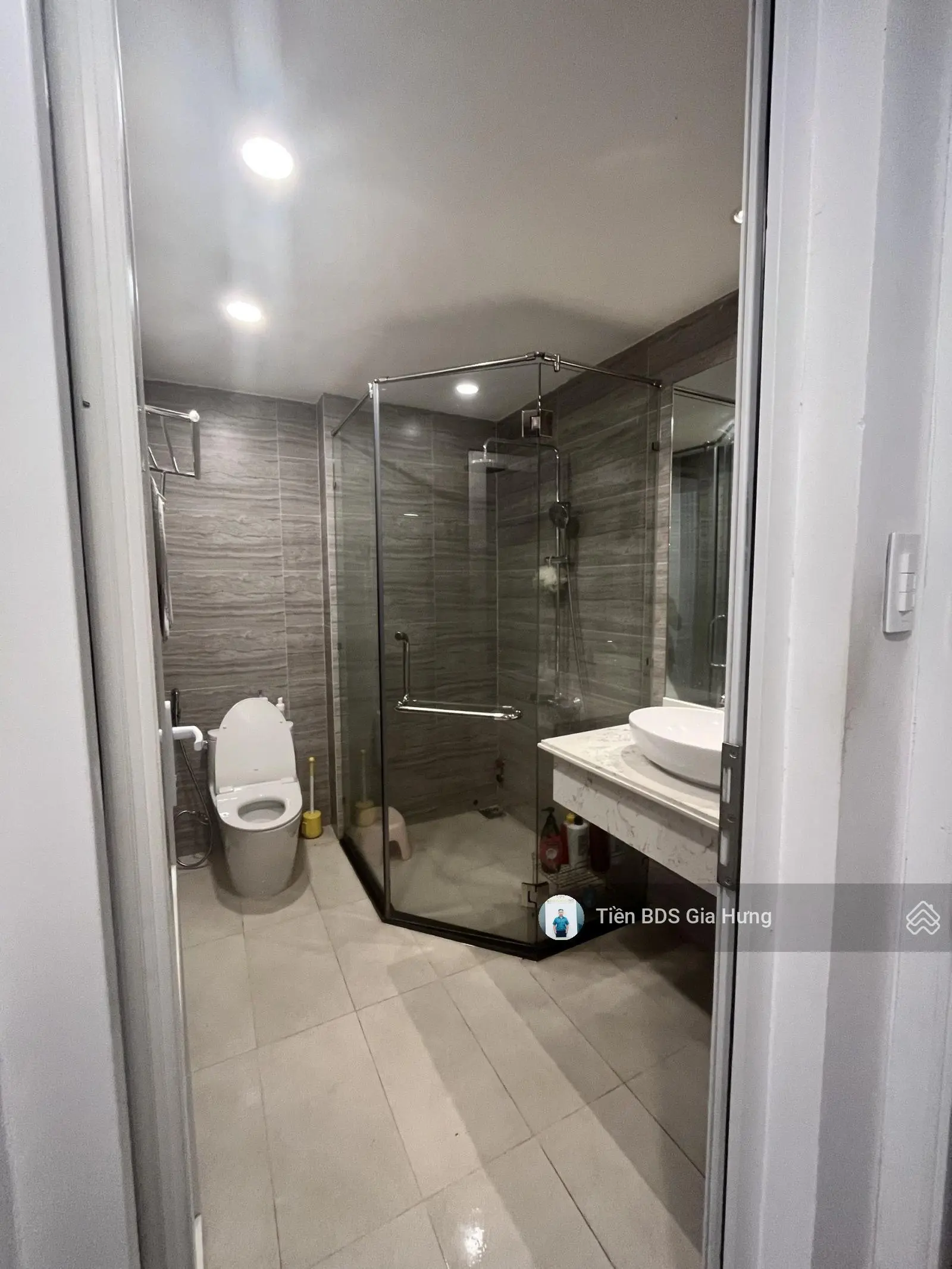 Nhà đẹp full nội thất mặt tiền đường số Tân Quy DT 4x20m giá 15 tỷ 500 trệt lửng 3 lầu 5 PN