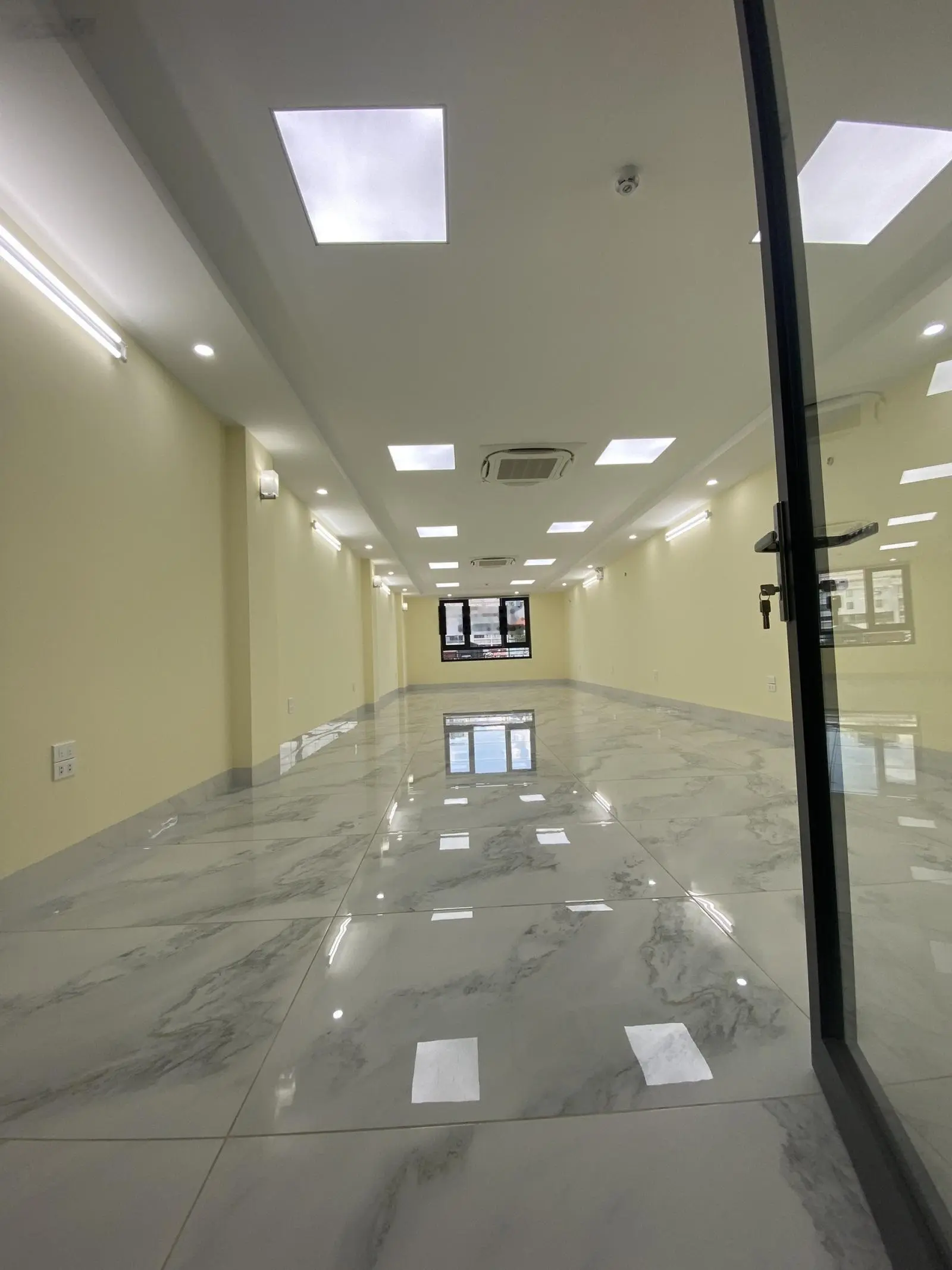 Bán gấp tòa nhà phân lô ngay KĐT Trung Yên 98m2 7T, thang máy, 48,5 tỷ ngay phố Trung Hòa, Cầu Giấy