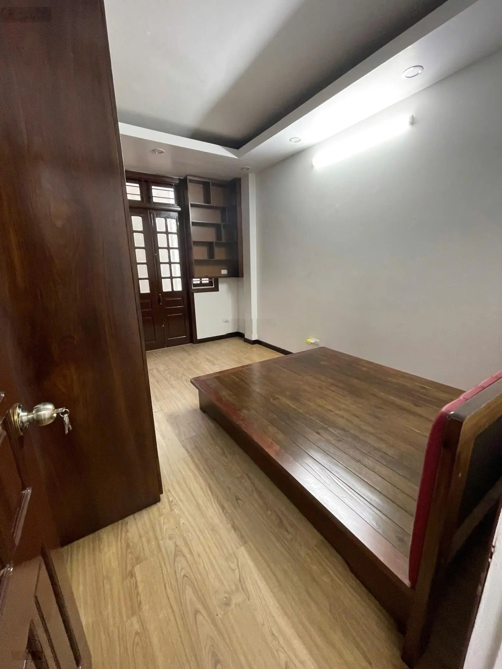 Bán gấp nhà Phố Trích Sài-Cách 5m ra mặt Phố.Dt:35m2,4 T,full nội thất.Giá:15,5 tỷ có TL.Siêu hiếm