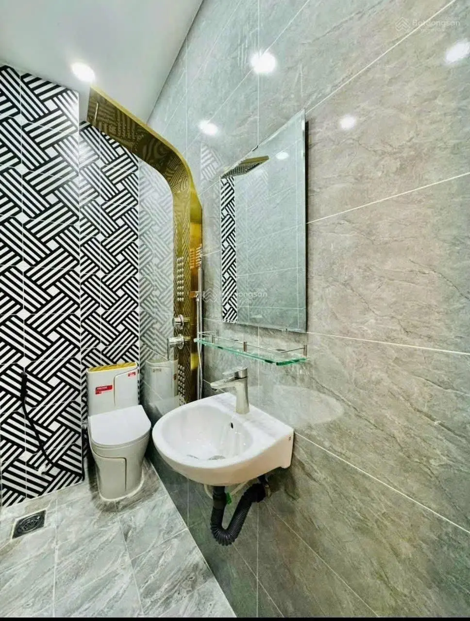 Bán nhà đường Nguyễn Du, P. Bến Thành, Quận 1. 73,84m2, hẻm lớn