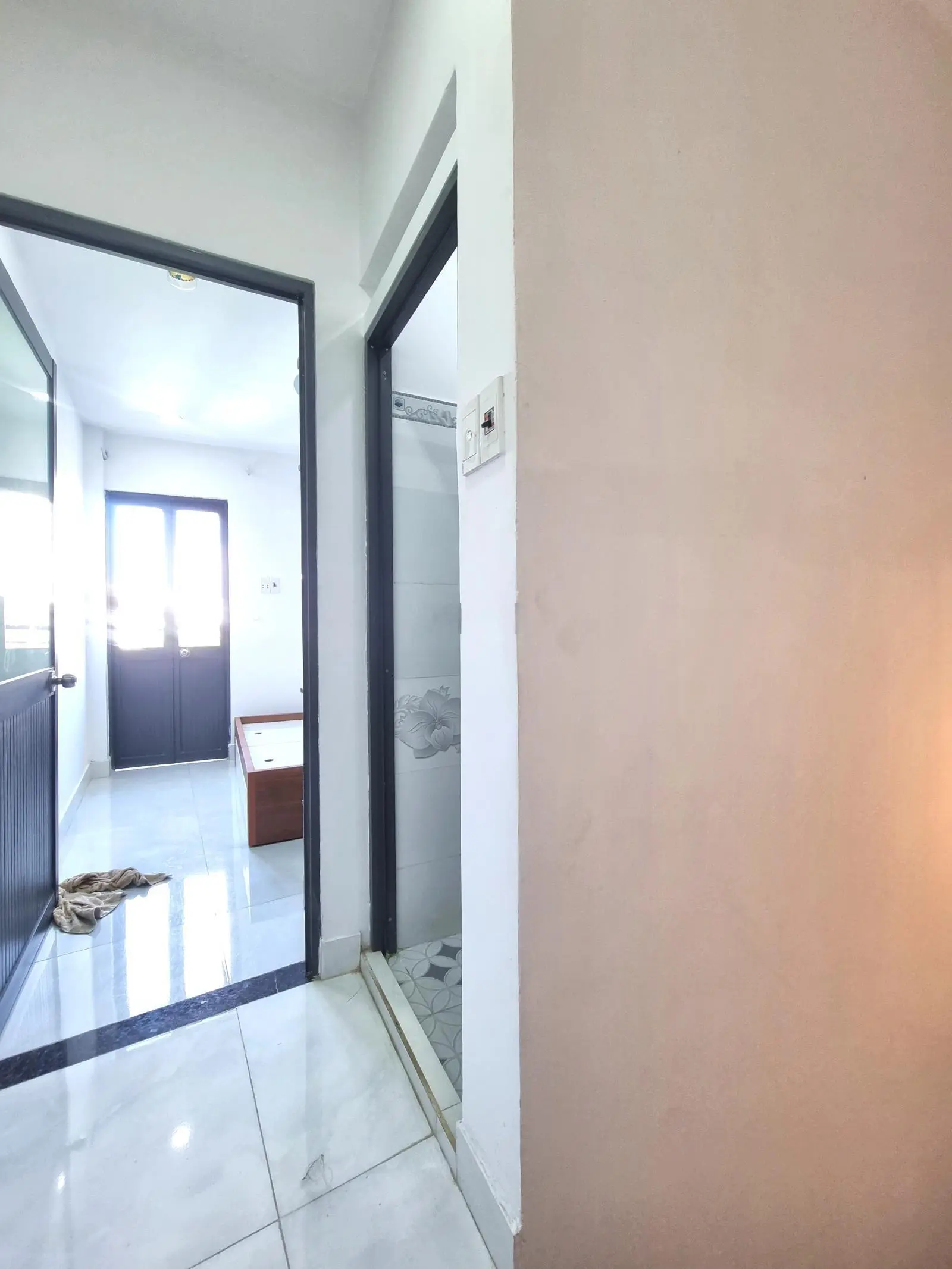 Nhà 2 lầu, mặt tiền hẻm vị trí mua bán kinh doanh đều được. Hẻm trước nhà 4m